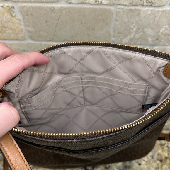 🛑 SOLD 🛑 Michael Kors crossbody, adjustable strap. EXCELLENT condition. - Picture 7 of 15
